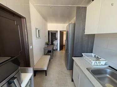 Private room at Rua de Contumil, image 17 of 18