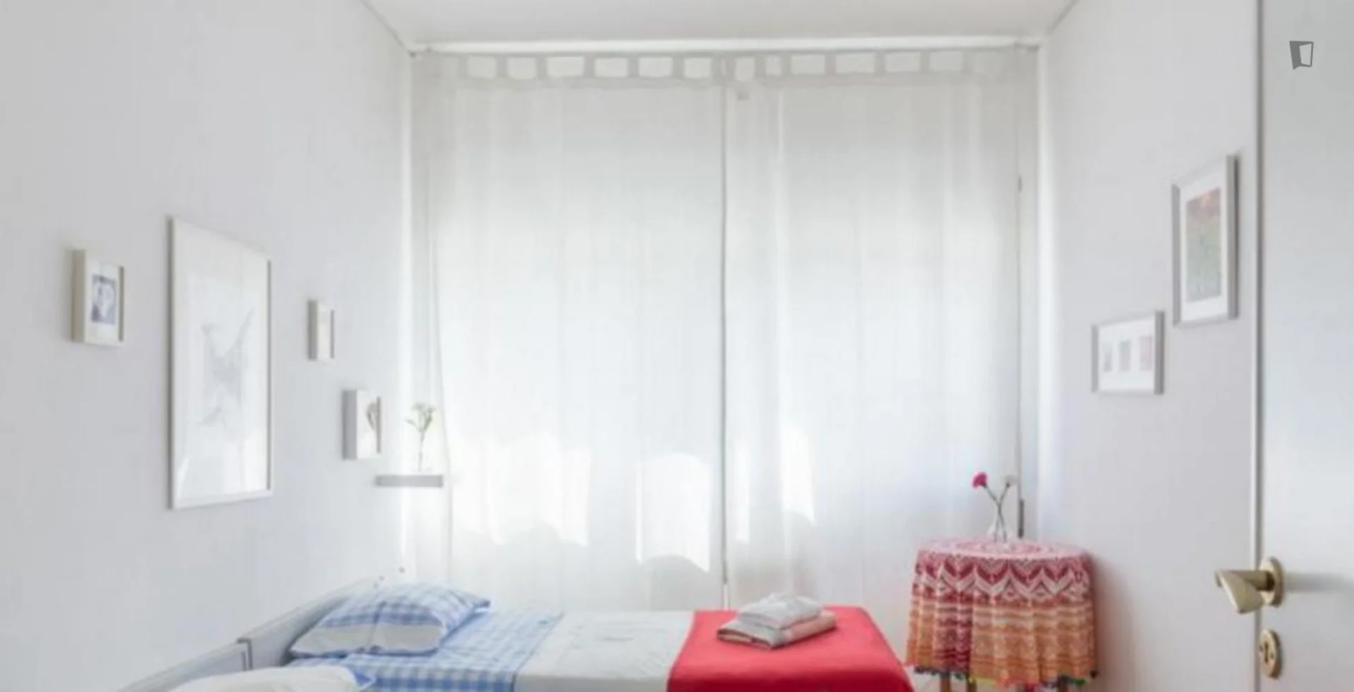 'de öğrenci dairesinde, tamamen mobilyalı kiralık oda