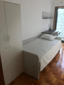 Pokój do wynajęcia we wspólnym mieszkaniu w Porto