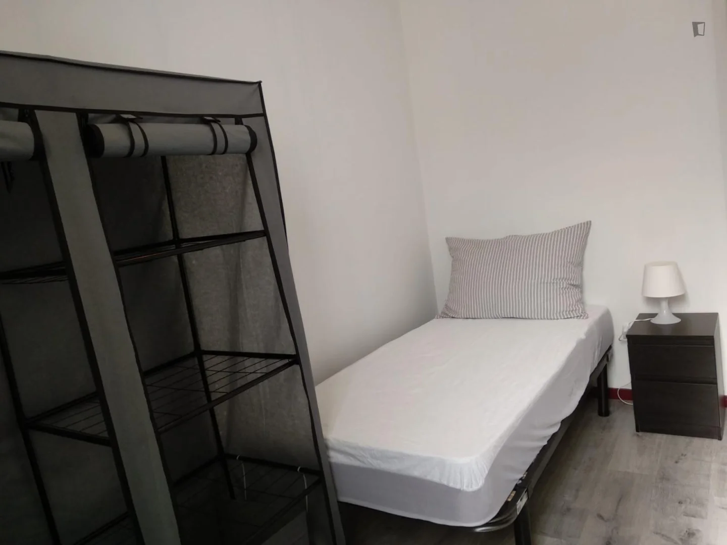 Zimmer in Studentenwohnung in zu vermieten, voll möbliert