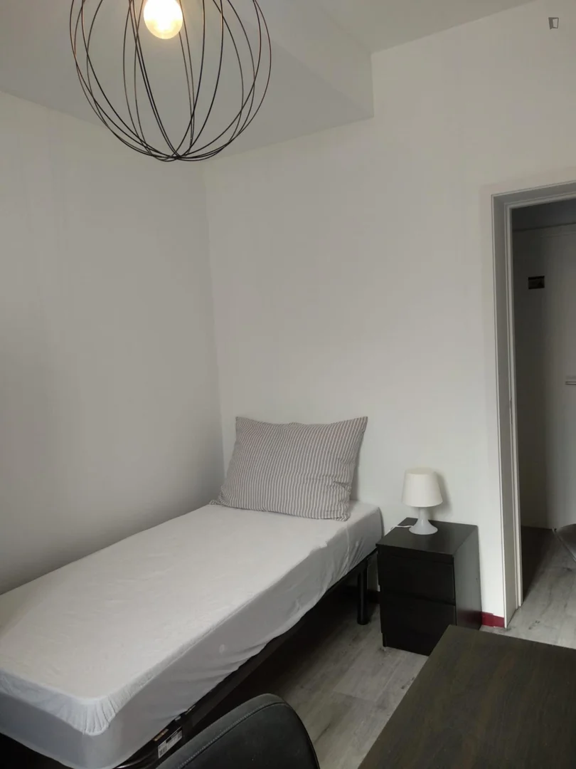 Bezahlbares Zimmer für Studenten mit ausreichender Beleuchtung in