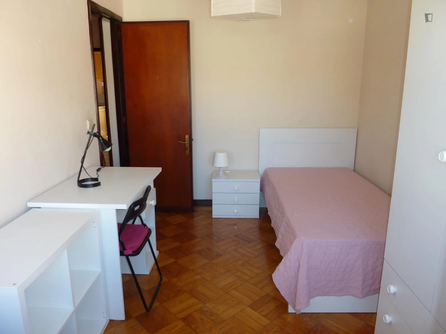 Cheap private room in Porto