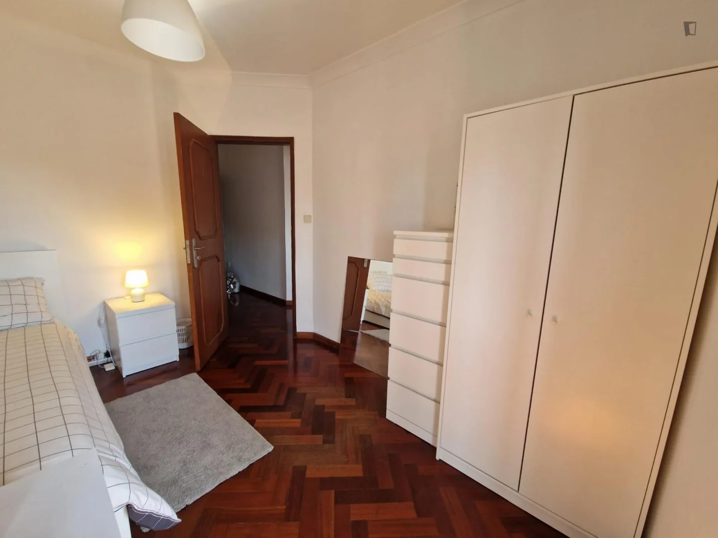 Functional student room perfect for studying in 