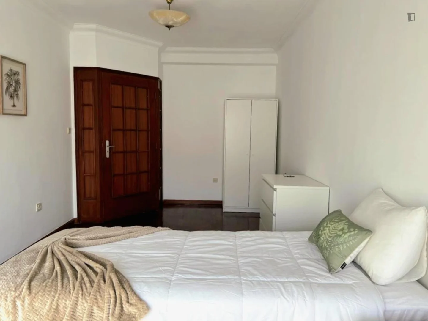 Bright and airy student room with easy university access in 