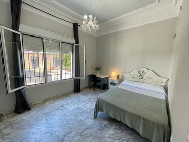 Habitación privada muy luminosa en Sevilla