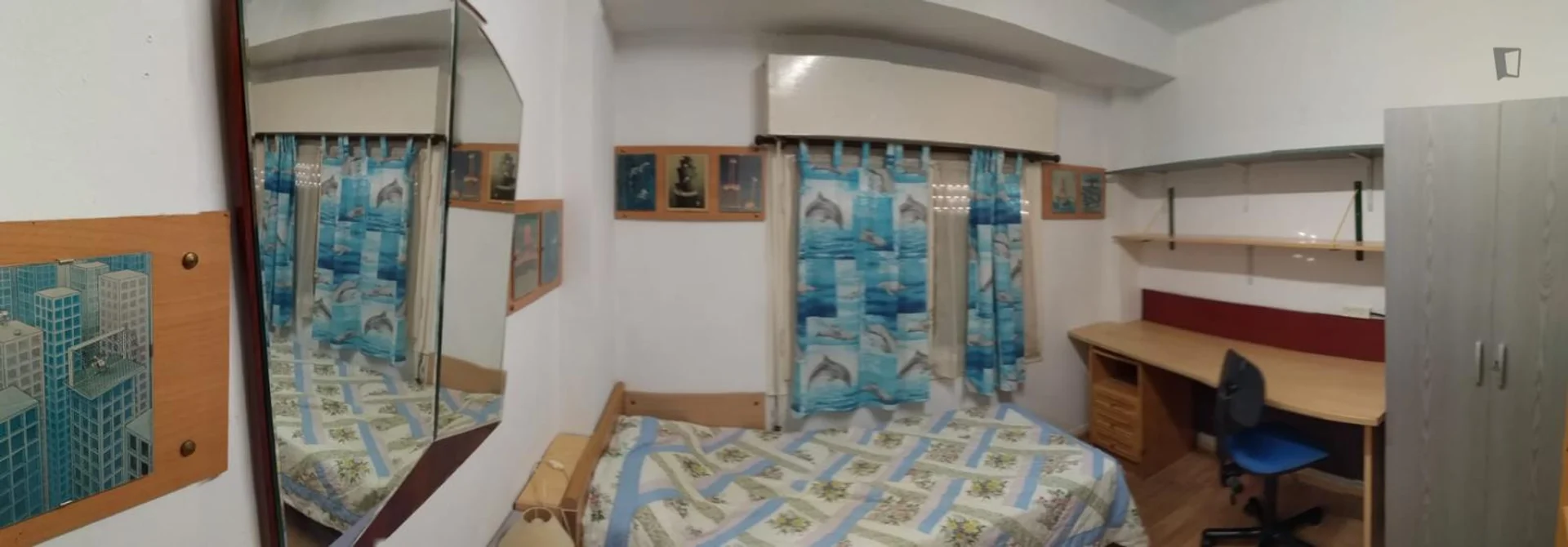 'da üniversiteye kolay erişime sahip aydınlık ve havadar öğrenci odası