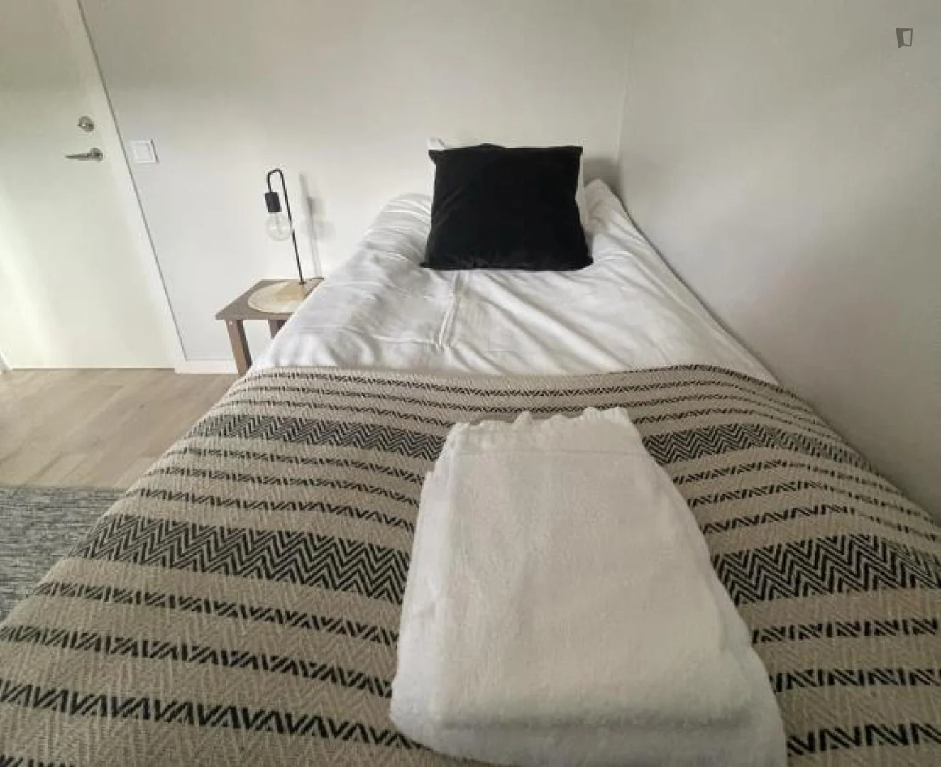 Chambre d'étudiant à  avec espace d'étude et installations communes
