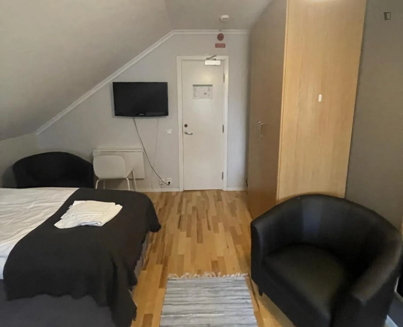 Chambre d'étudiant à  avec espace d'étude et installations communes