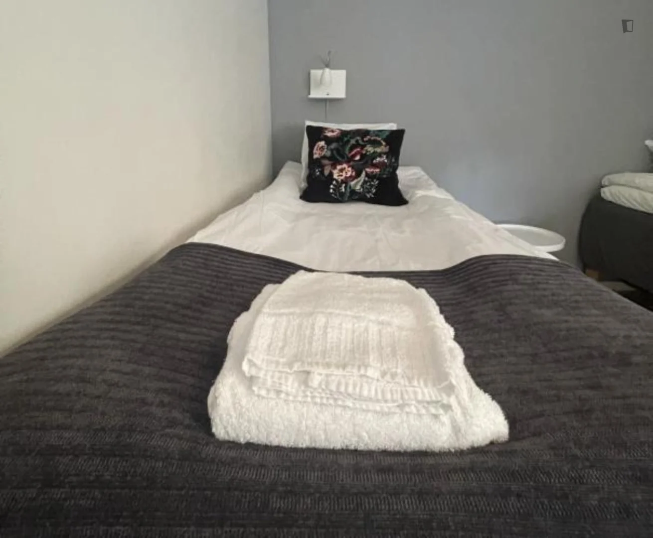 Chambre confortable pour étudiants disponible dans 