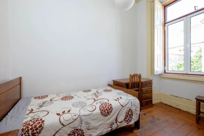 Bright private room in Coimbra