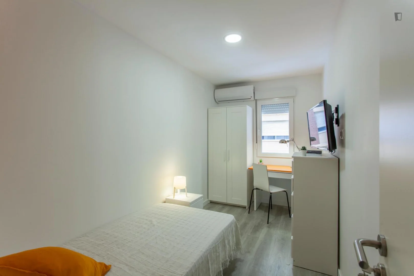 Funktionelles Studentenzimmer perfekt zum Studieren in