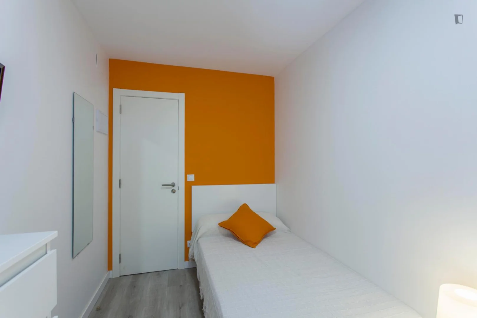 Bezahlbares Zimmer fĂĽr Studenten mit ausreichender Beleuchtung in