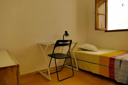 Cheap private room in Granada