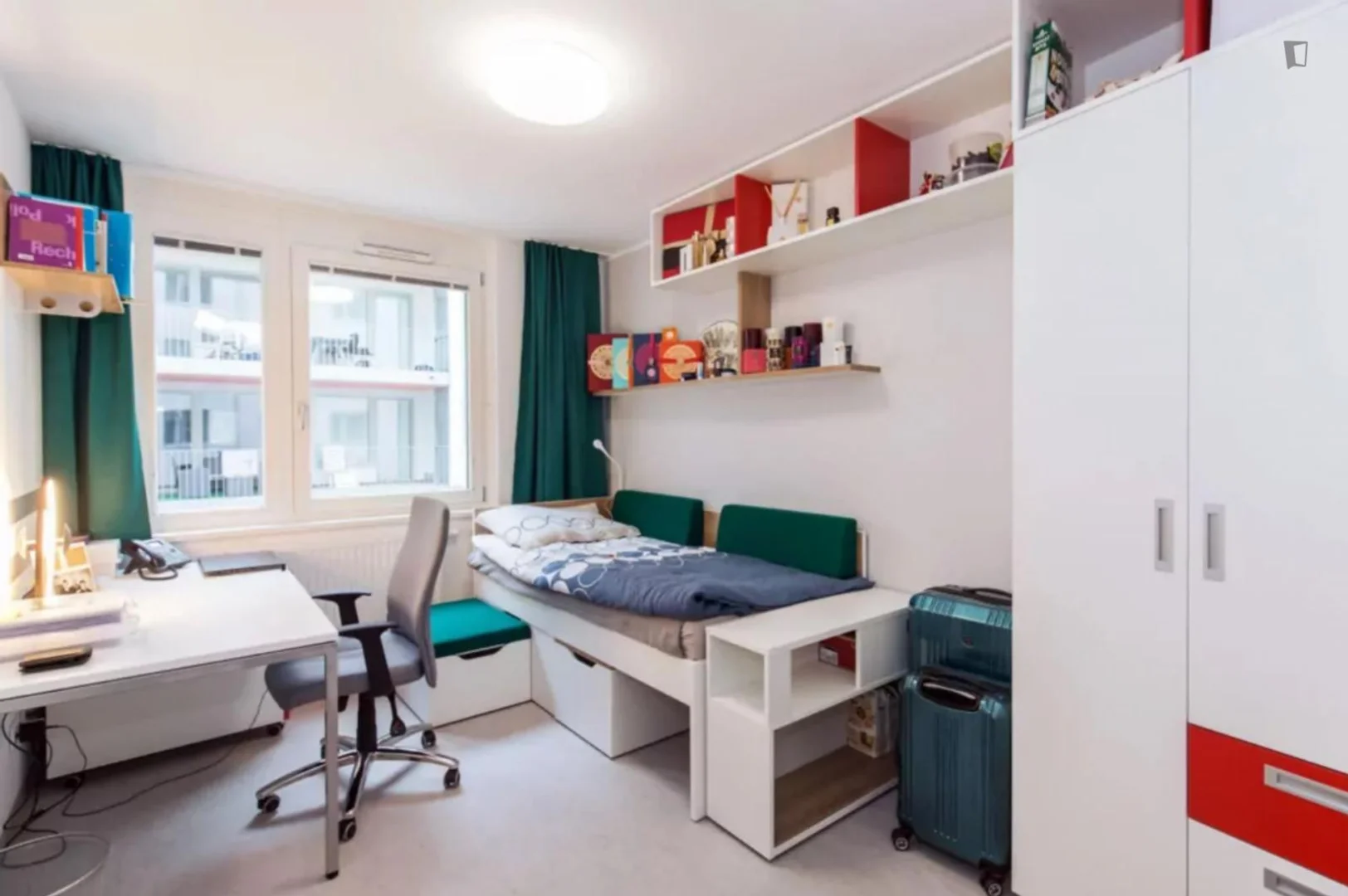 Room for rent in student apartment in , fully furnished