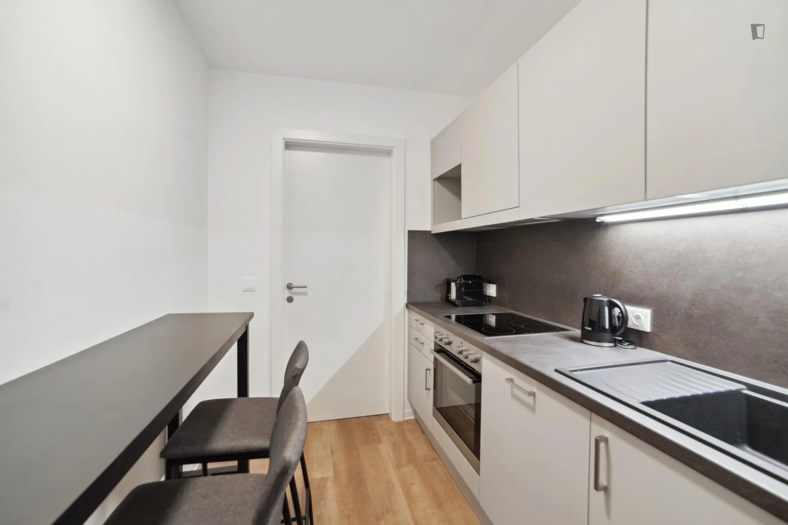 Chambre d'étudiant à  avec espace d'étude et installations communes