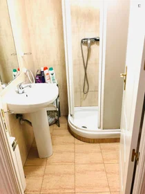 Quarto privado em calle Roncesvalles Villanueva de la Cañada, imagem 46 de 49