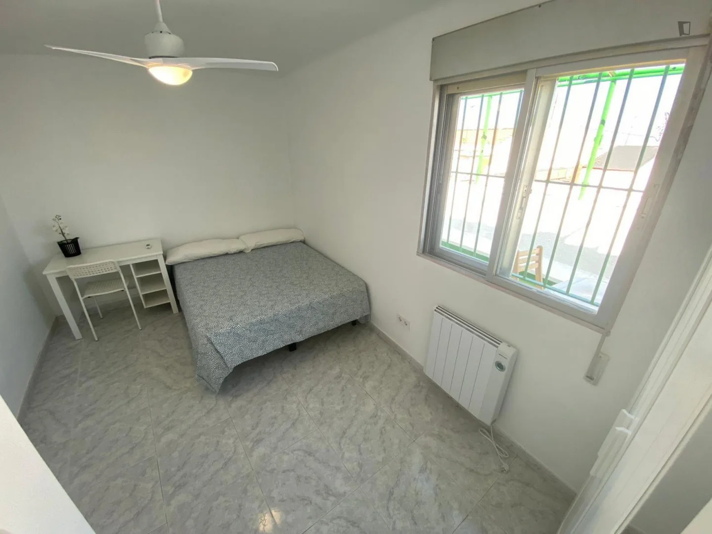 Habitación para estudiantes en  con área de estudio y facilidades compartidas