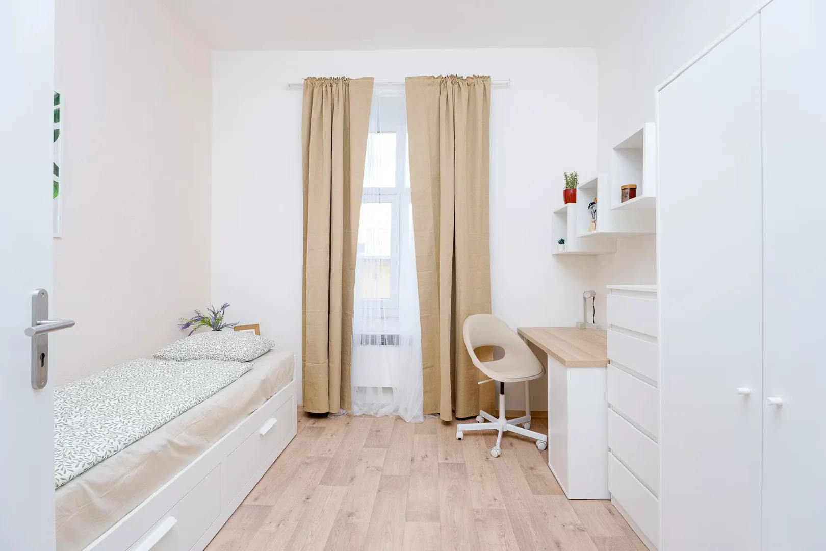 Helles und luftiges Studentenzimmer mit einfachem Zugang zur Universität in 