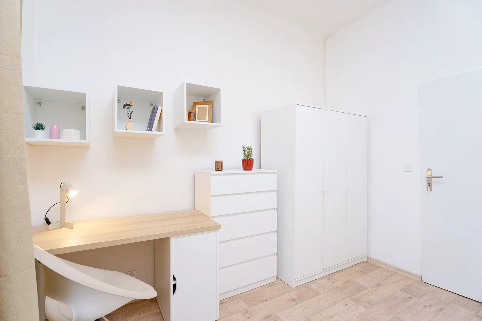 Studentenzimmer in  mit Arbeitsbereich und Gemeinschaftseinrichtungen
