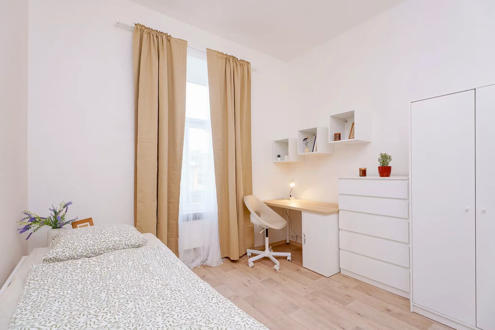 Studentenzimmer in  mit Arbeitsbereich und Gemeinschaftseinrichtungen