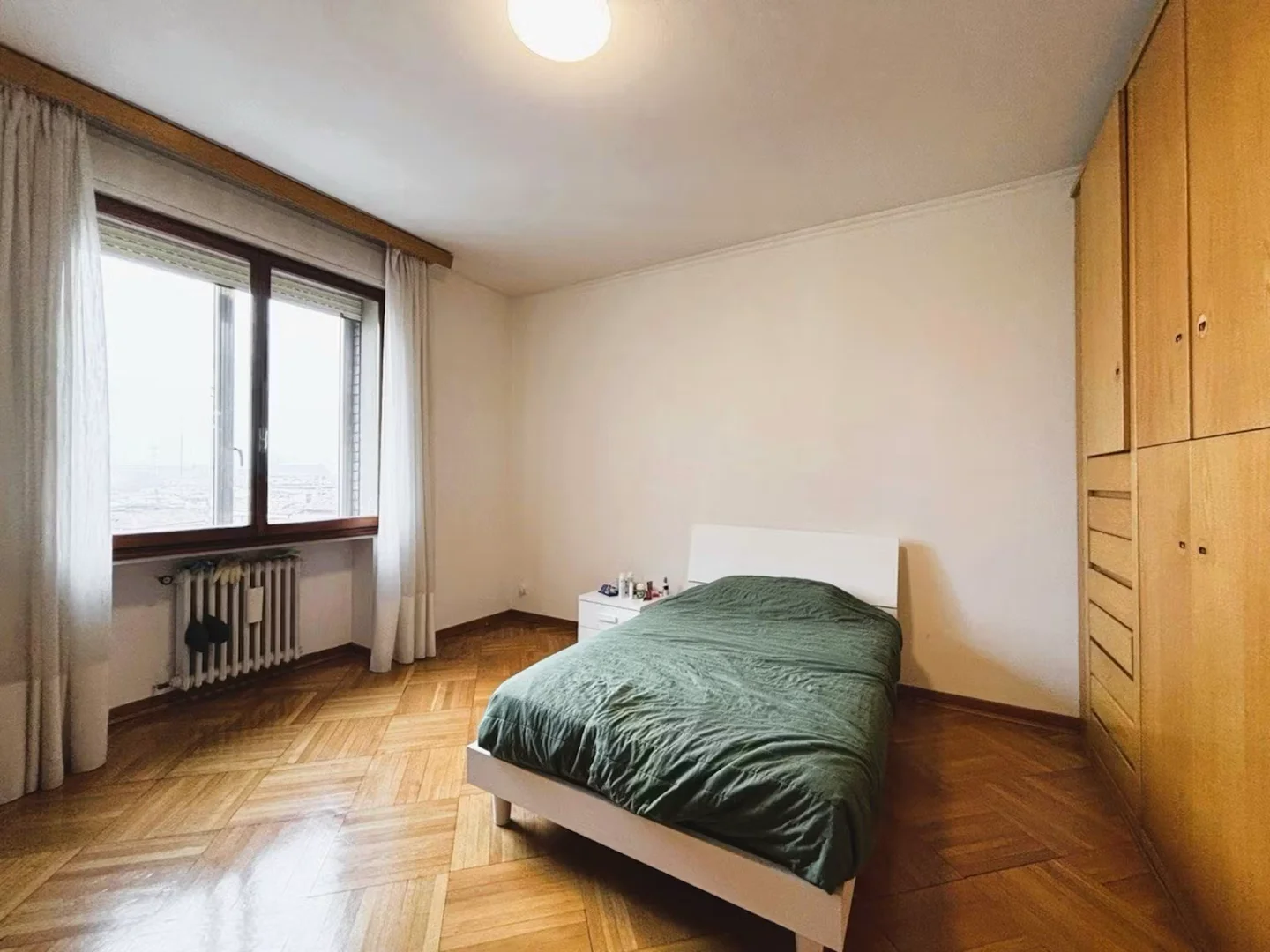 Habitación estudiantil luminosa y aireada con fácil acceso a la universidad en