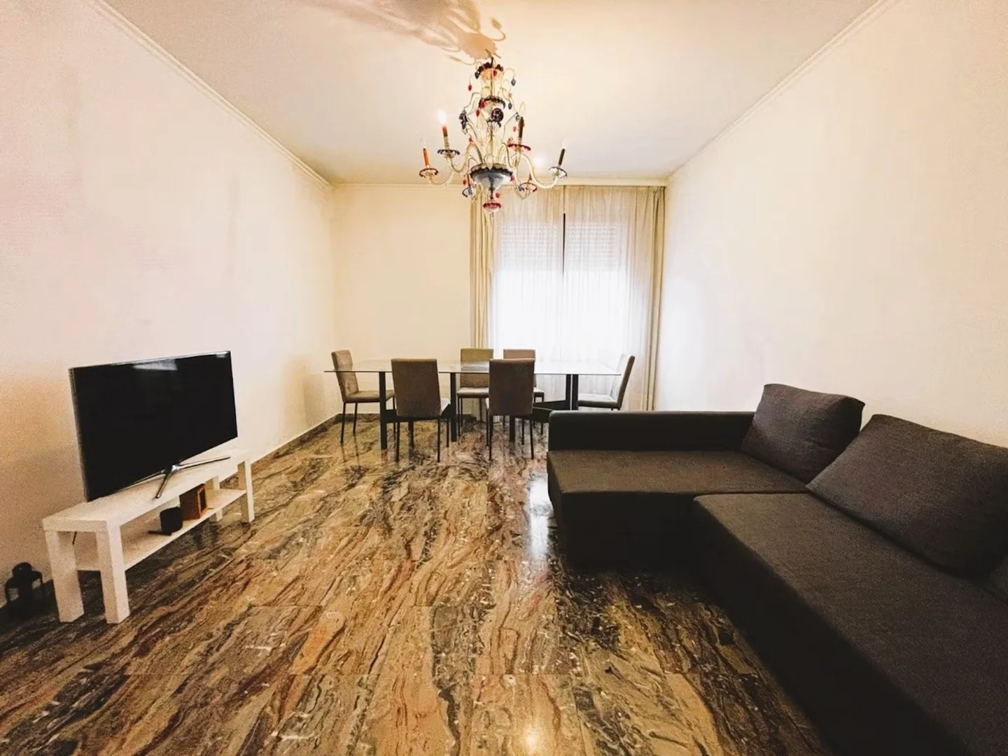Habitación estudiantil amplia y cómoda en