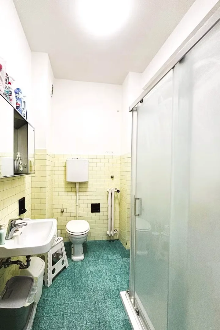 Habitación estudiantil funcional perfecta para estudiar en