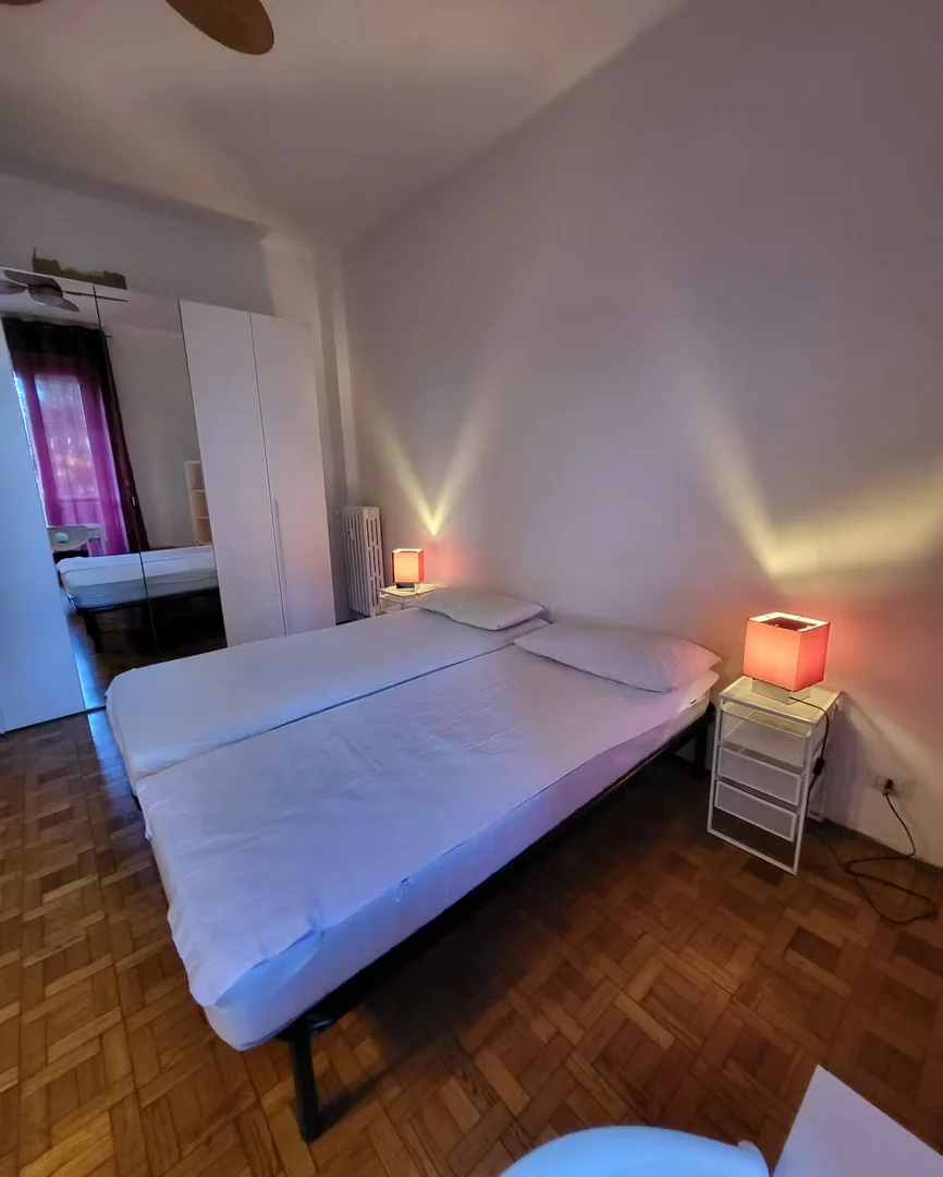 Habitación estudiantil funcional perfecta para estudiar en
