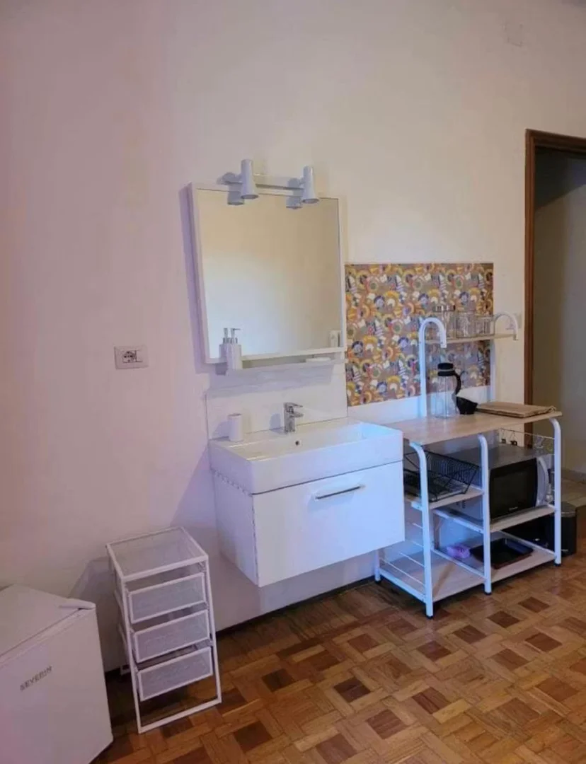 Habitación estudiantil luminosa y aireada con fácil acceso a la universidad en