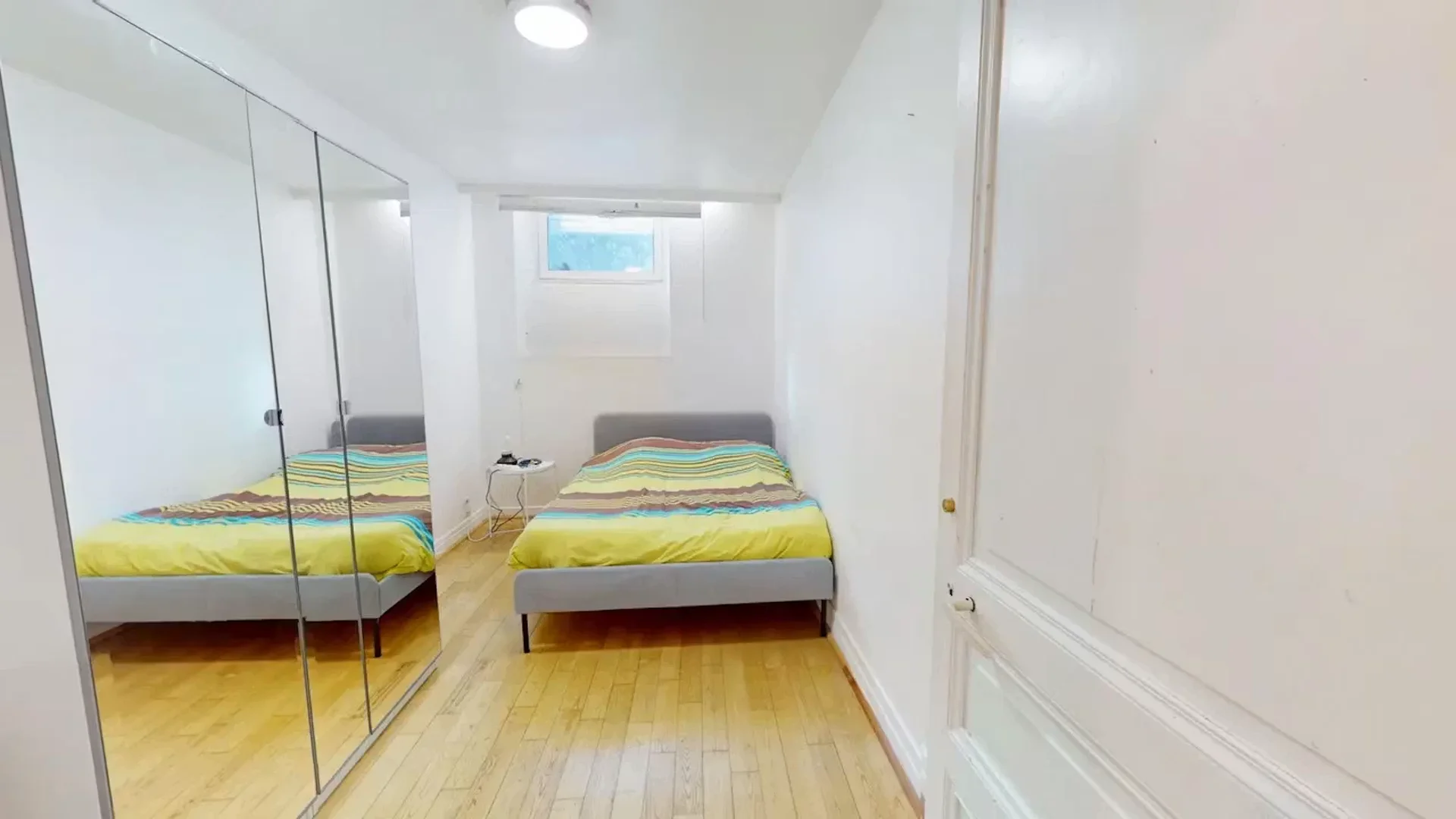 Studentenzimmer in mit Arbeitsbereich und Gemeinschaftseinrichtungen