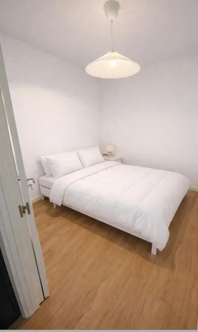 Bright and airy student room with easy university access in 