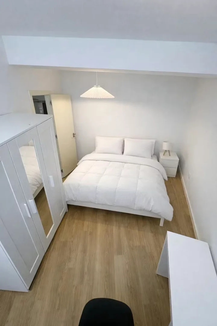 Comfortable and spacious student room in 