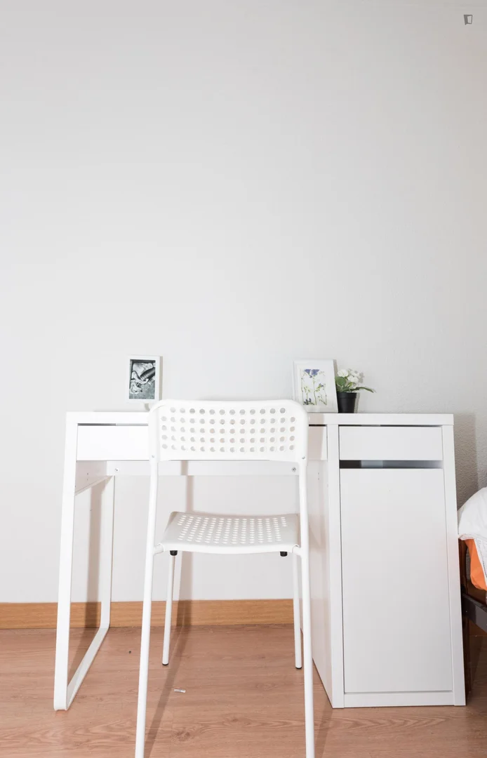 Habitación estudiantil funcional perfecta para estudiar en 