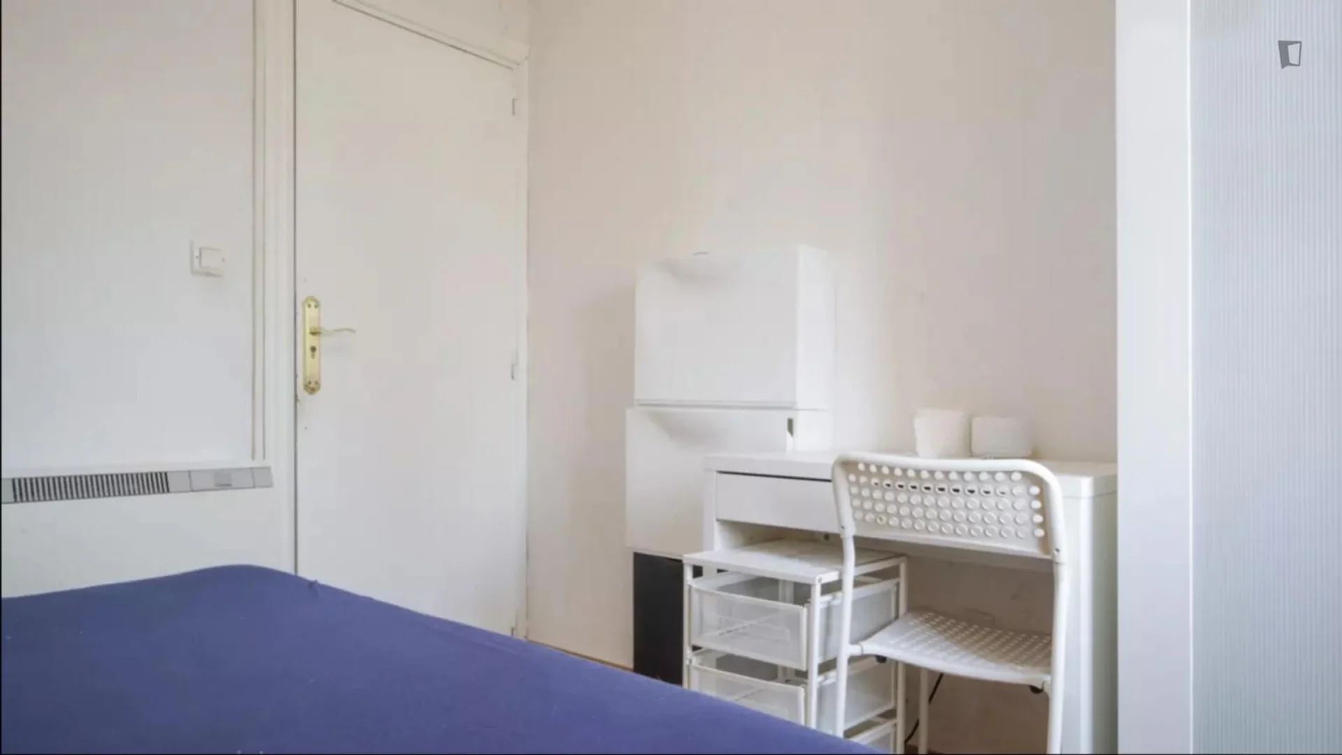 Habitación estudiantil funcional perfecta para estudiar en 