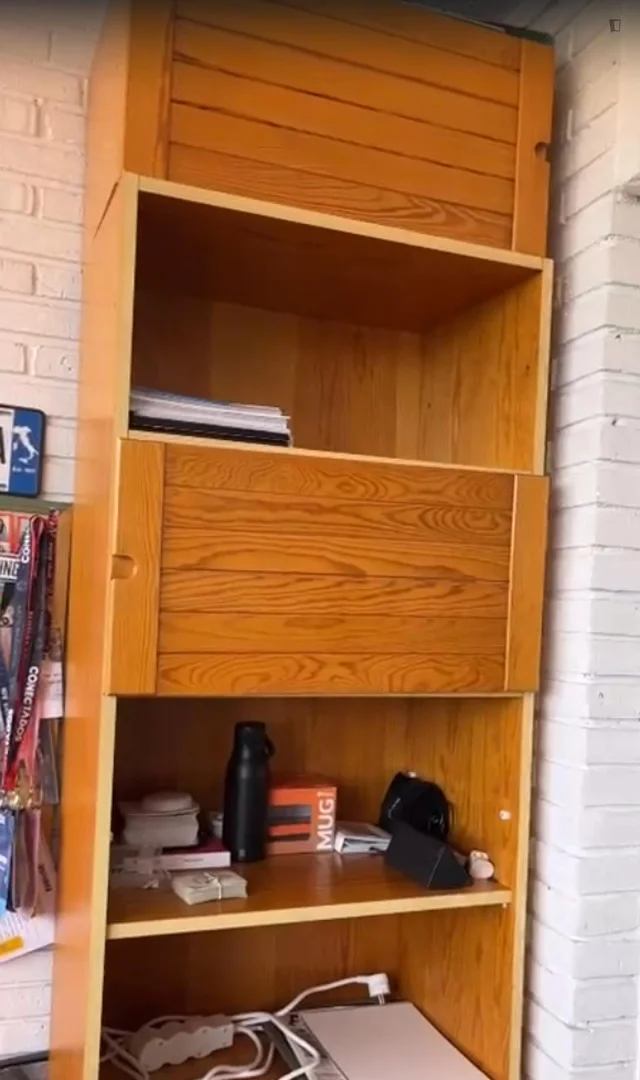 Quarto de estudante confortável e espaçoso em