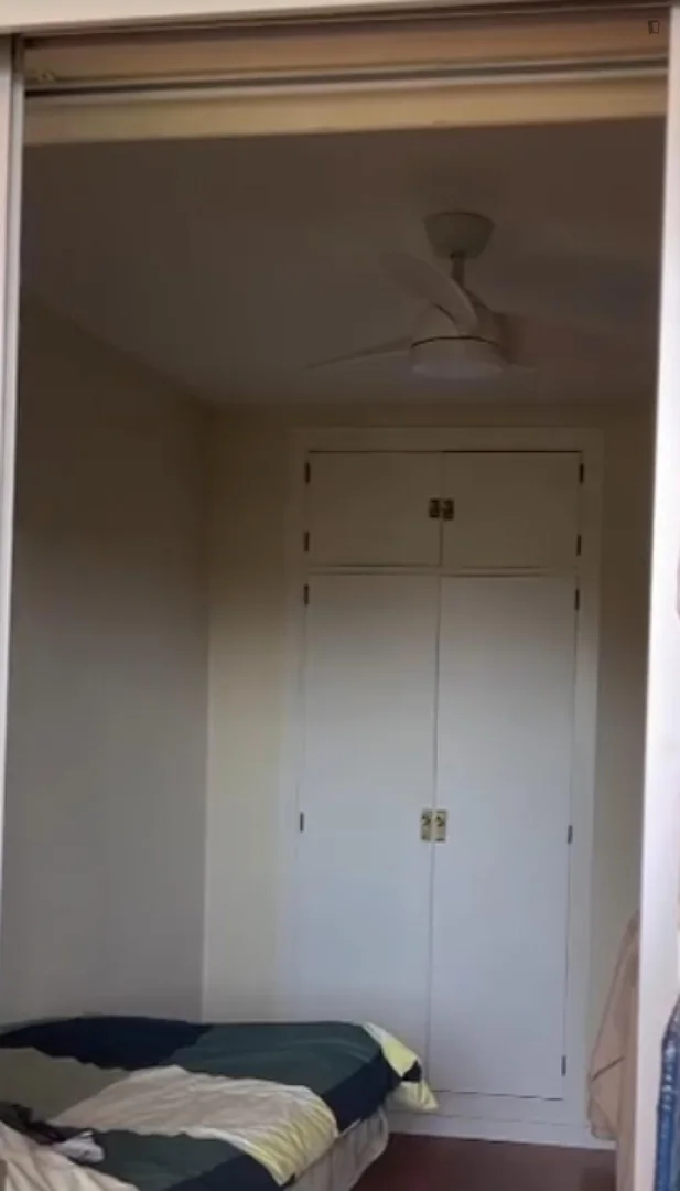 Quarto de estudante em com área de estudo e instalações partilhadas