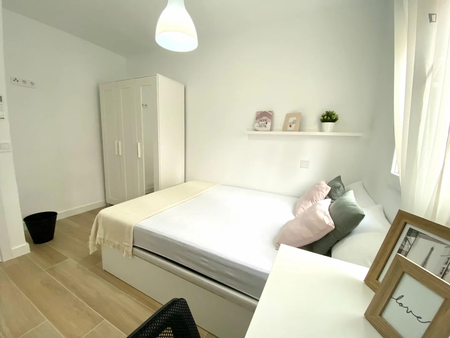Student-friendly room in  with modern amenities