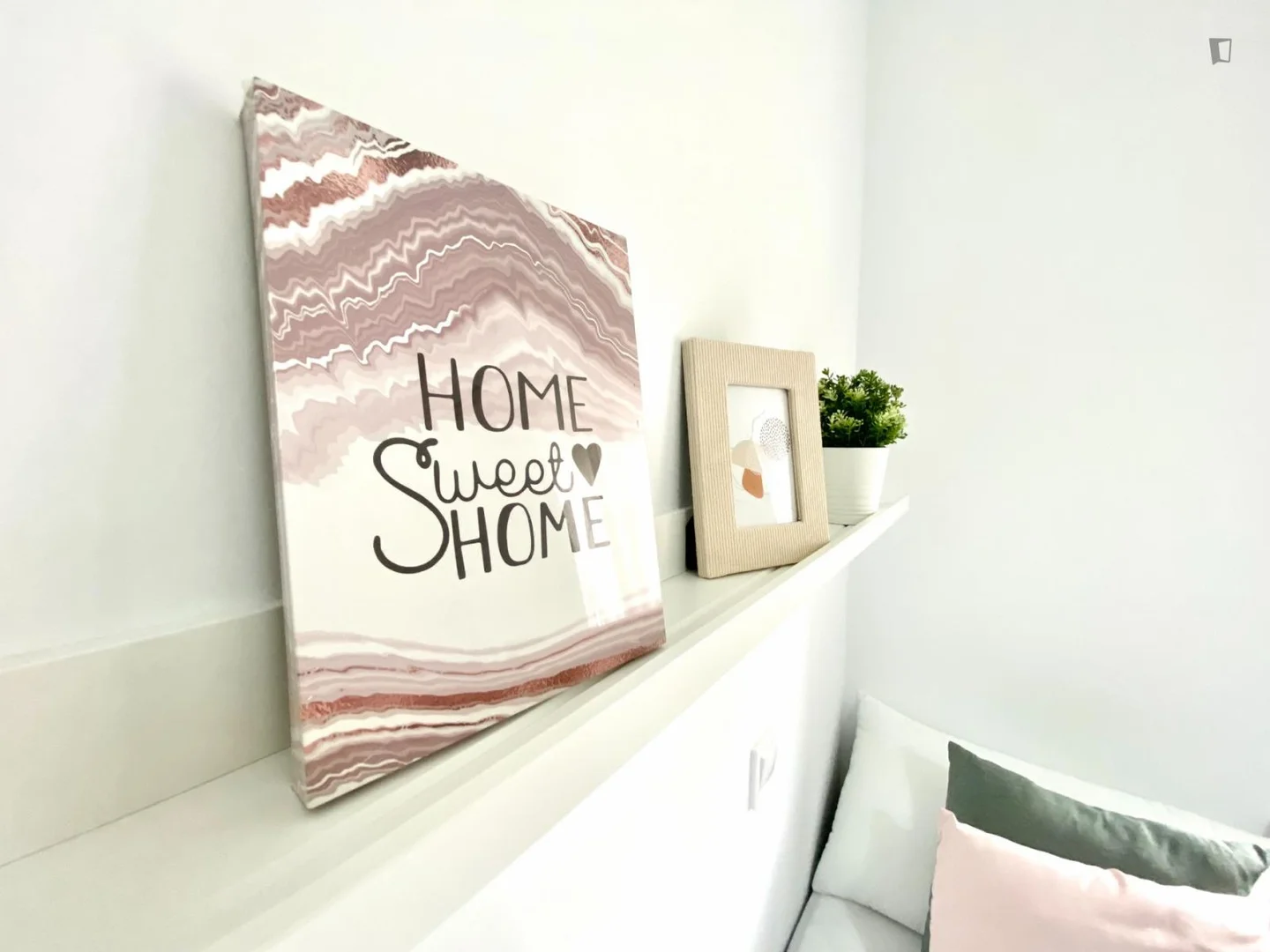 Bright and airy student room with easy university access in 