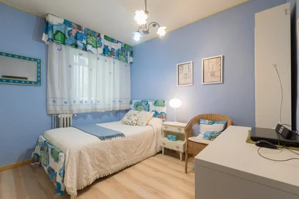 Chambre privée à Avenida Fuerzas Armadas, image 1 de 10