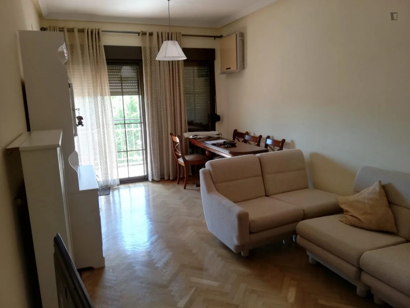 Quarto amigo do estudante em com comodidades modernas