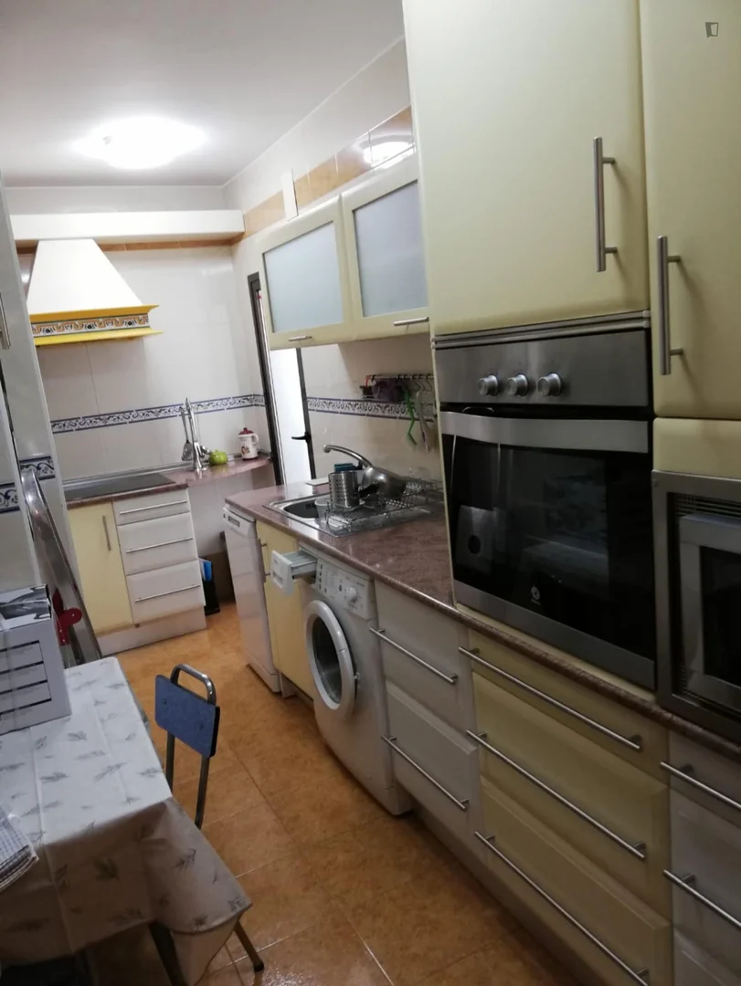 Quarto amigo do estudante em com comodidades modernas