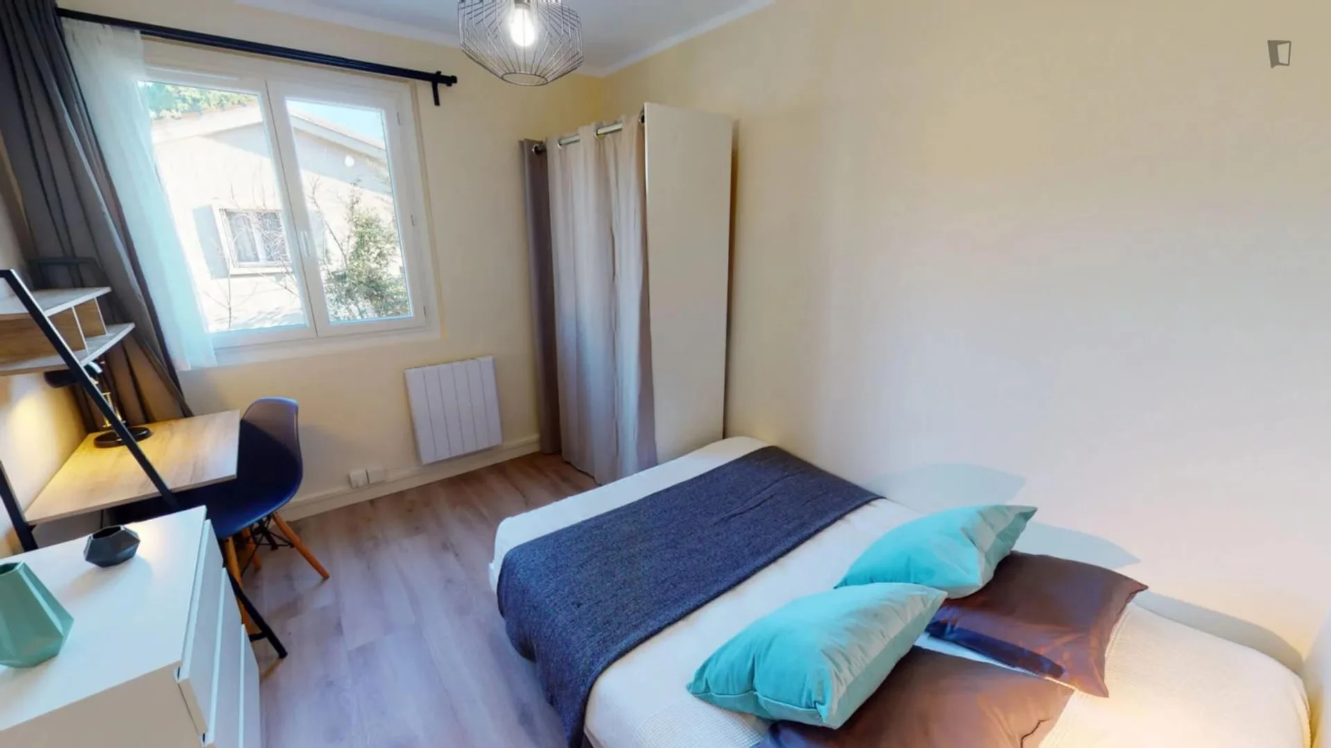 Chambre conviviale pour les étudiants dans  avec des équipements modernes