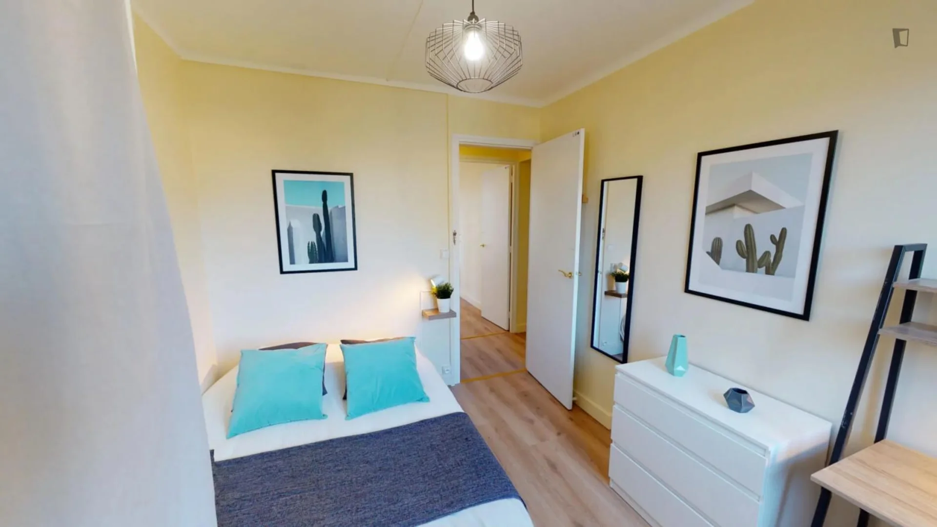 Chambre confortable pour étudiants disponible dans 