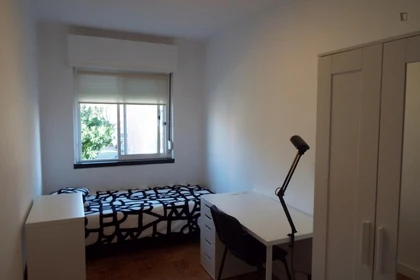 Quarto para alugar com cama de casal em Carcavelos