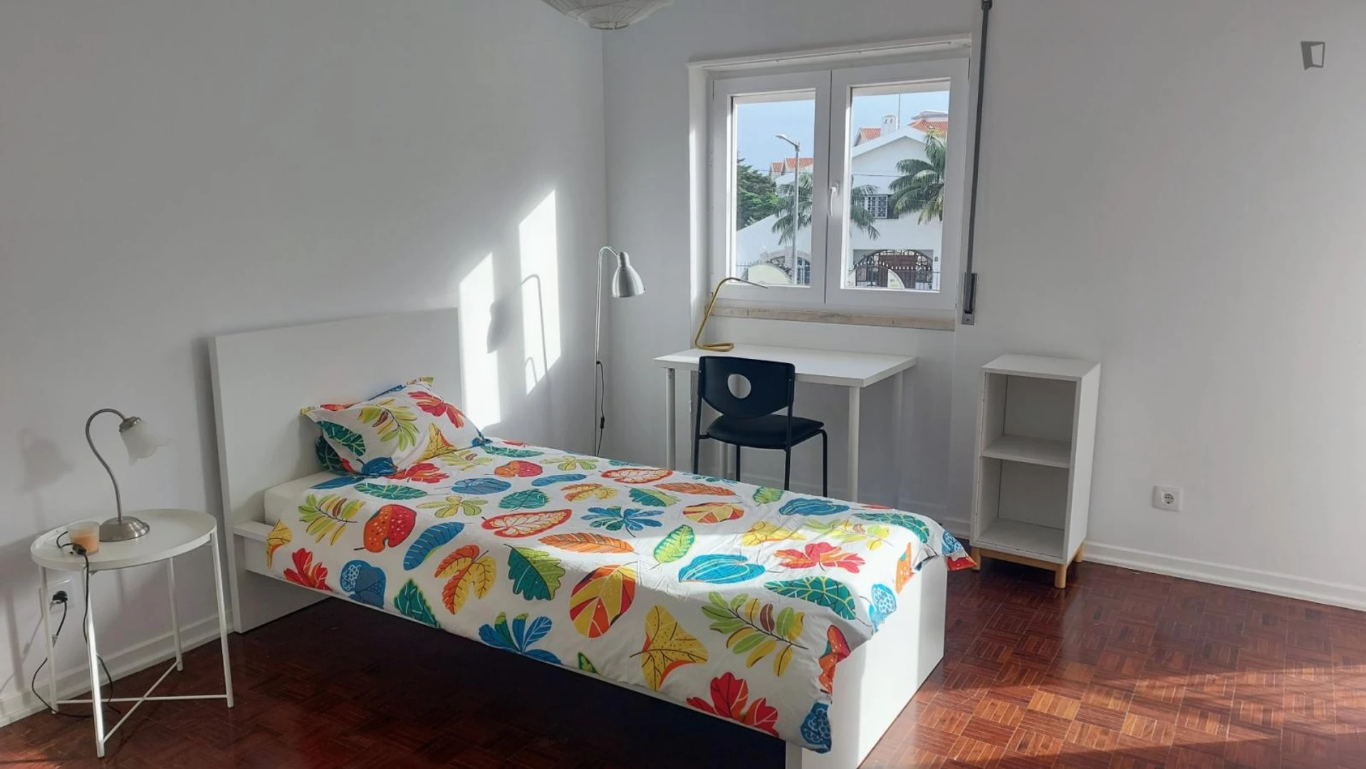 Cheap private room in Carcavelos