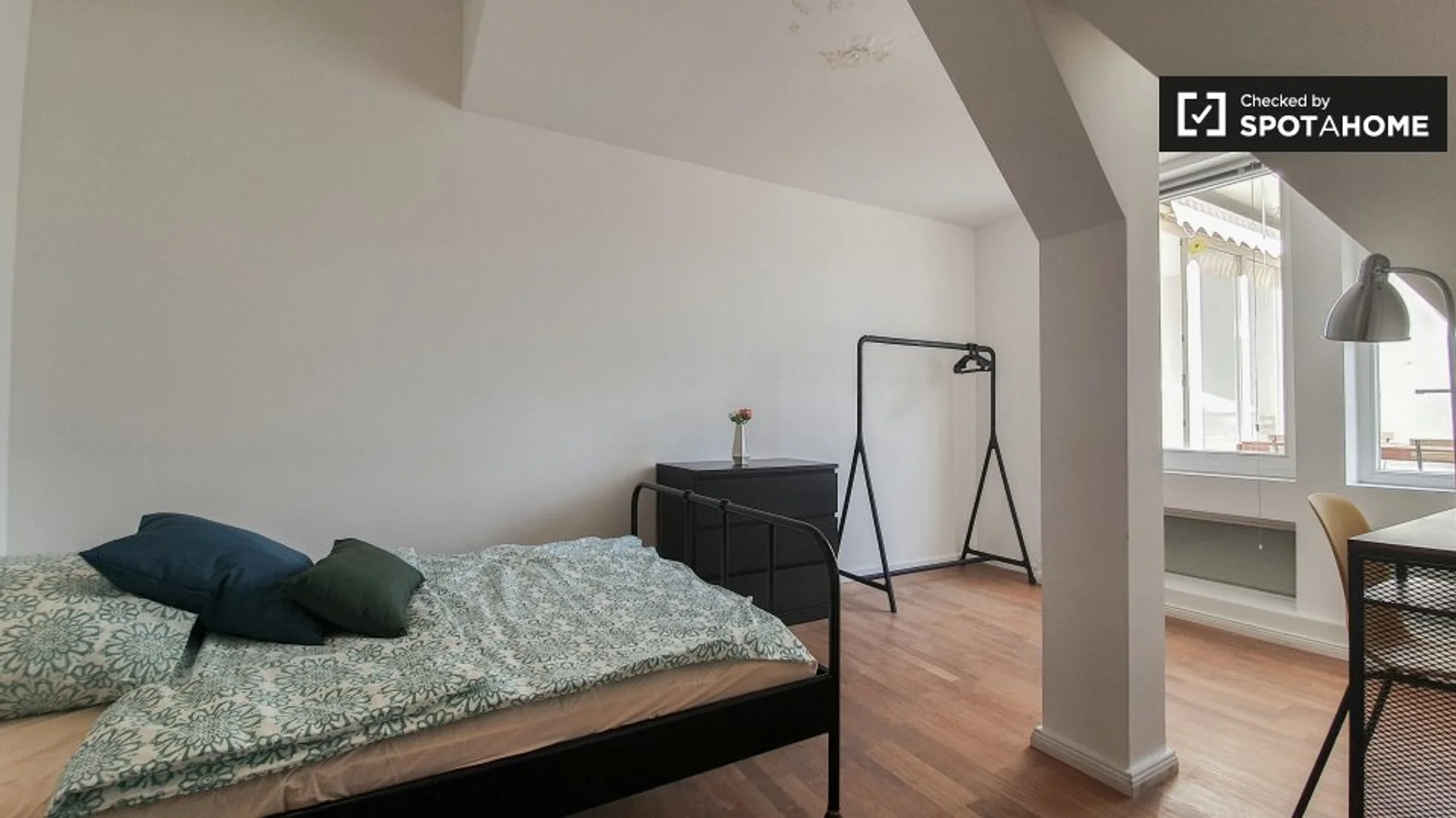 Quarto para alugar em apartamento de estudantes em , totalmente mobilado