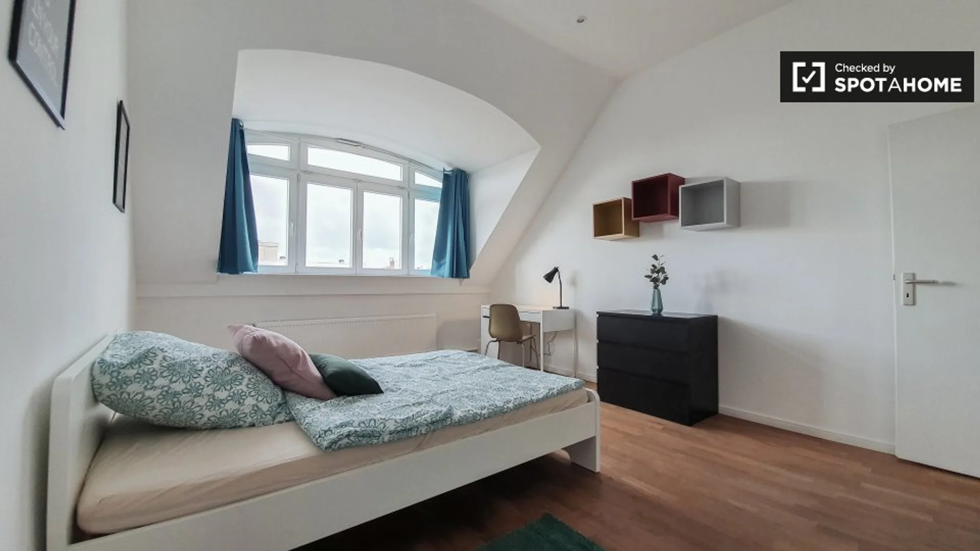 Quarto para alugar em apartamento de estudantes em , totalmente mobilado