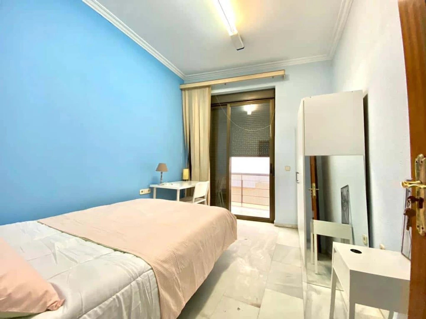 Cheap private room in Seville