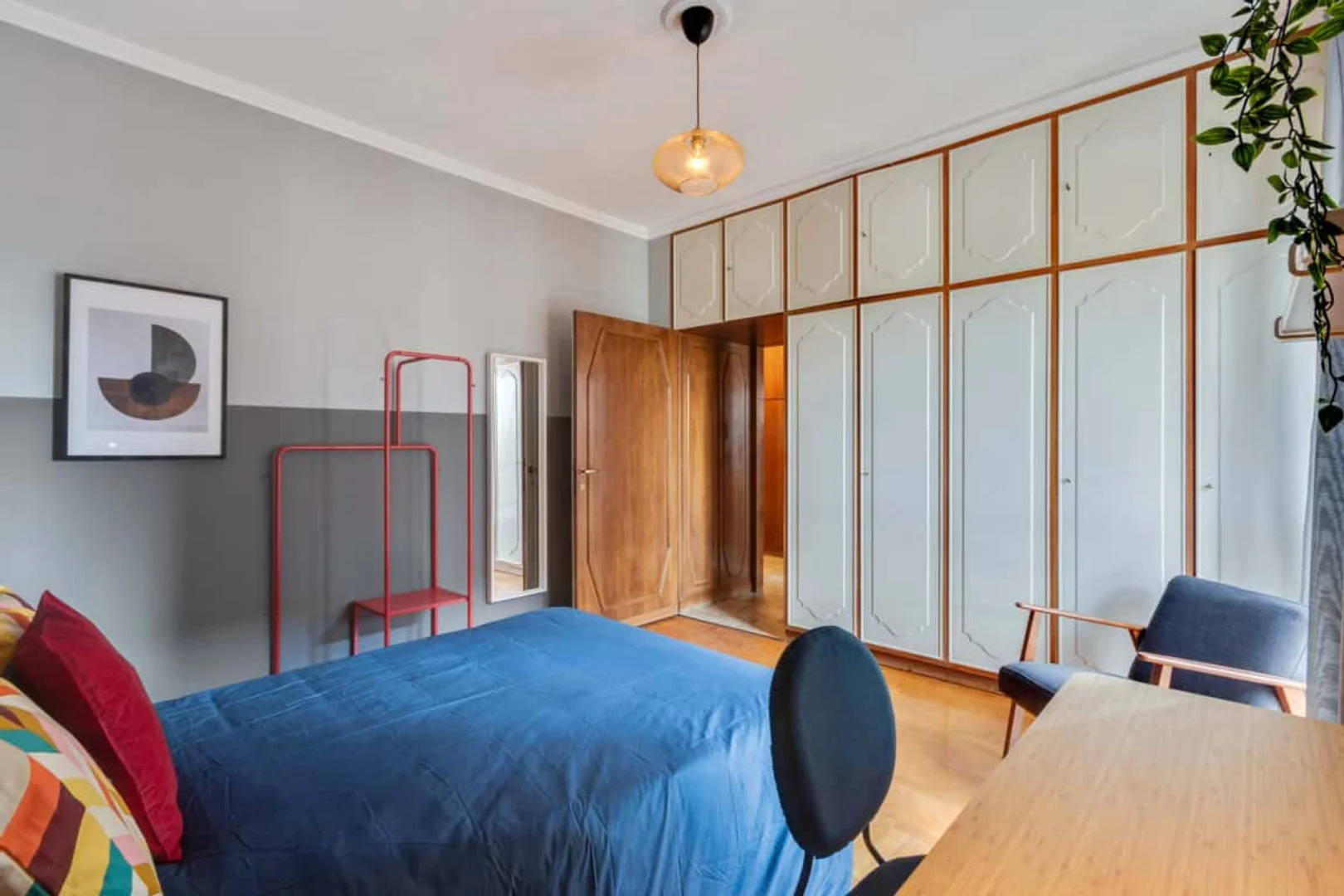 Quarto acessível para estudantes com iluminação ampla em