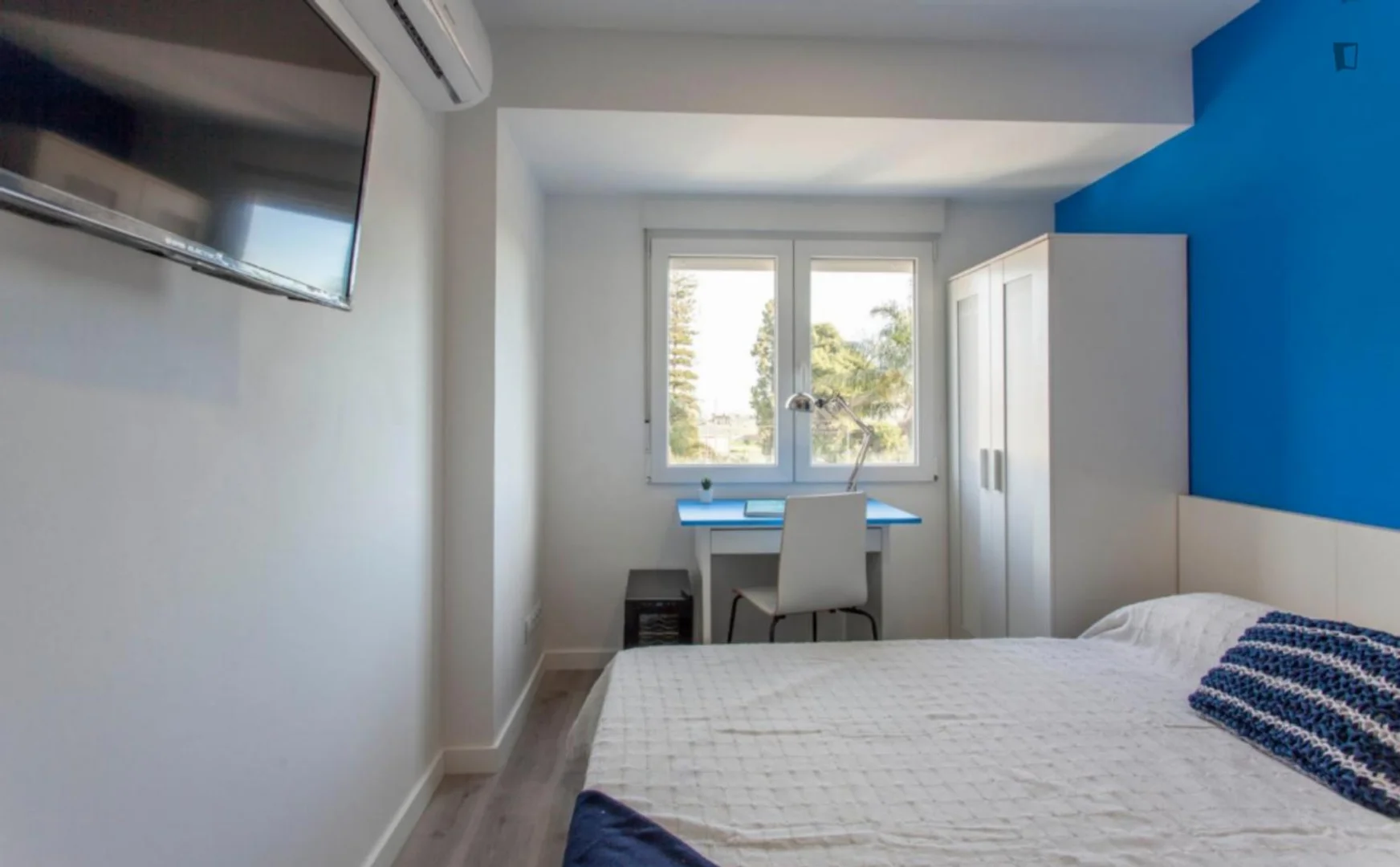 Quarto para alugar em apartamento de estudantes em , totalmente mobilado
